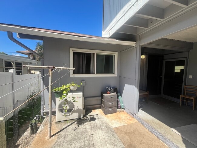 Building Photo - 3523 Kilauea Ave Unit C