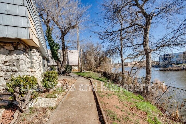 Photo - 6048 NW Expressway