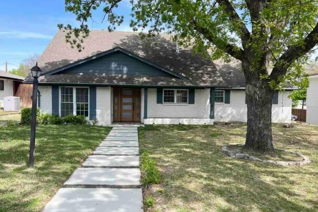 Photo - 306 W Lookout Dr