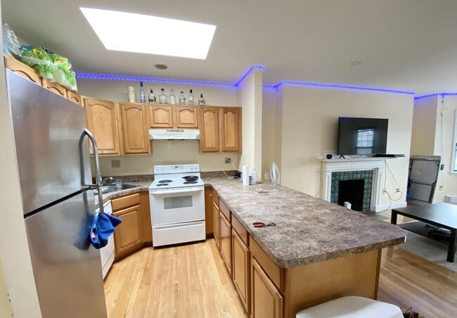 Photo - 529 Newbury St