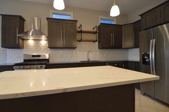 Photo - 1440 W Melrose St Unit 2