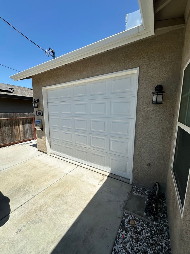 909 E Olive Ave