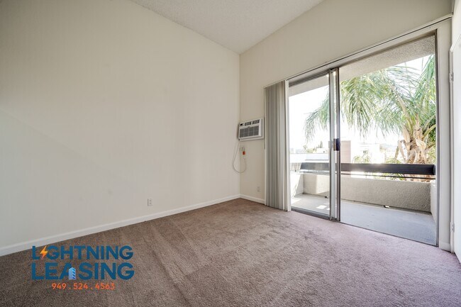 Photo - 11223 Morrison St Unidad 221D Rental