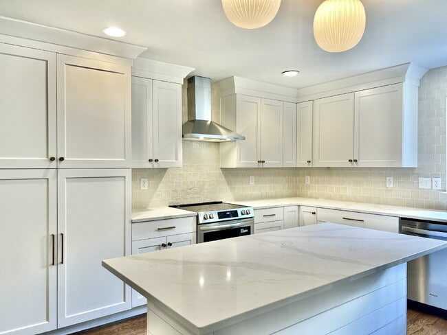 Photo - LUXURIOUS LANSDOWNE RETREAT!