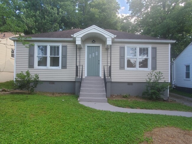 Building Photo - 1002 Broadmoor Dr Rental