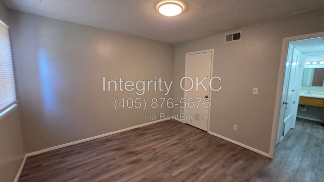 Photo - 3805 N Rockwell Ave Unit 210