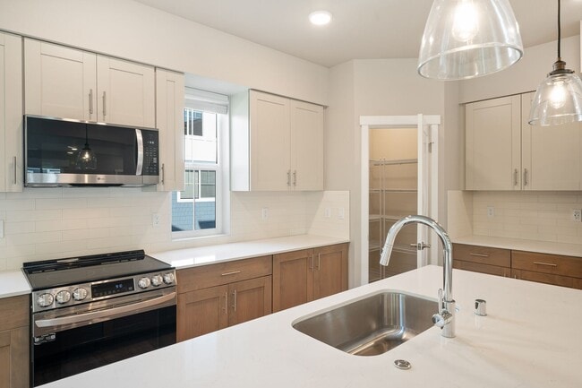 Building Photo - NEW Bothell Townhome | 4 Bedroom | $3750