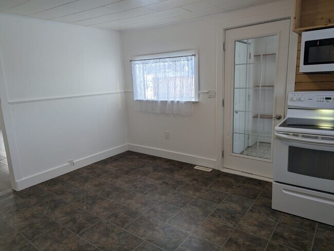 Photo - 1616-1102 102 Ave