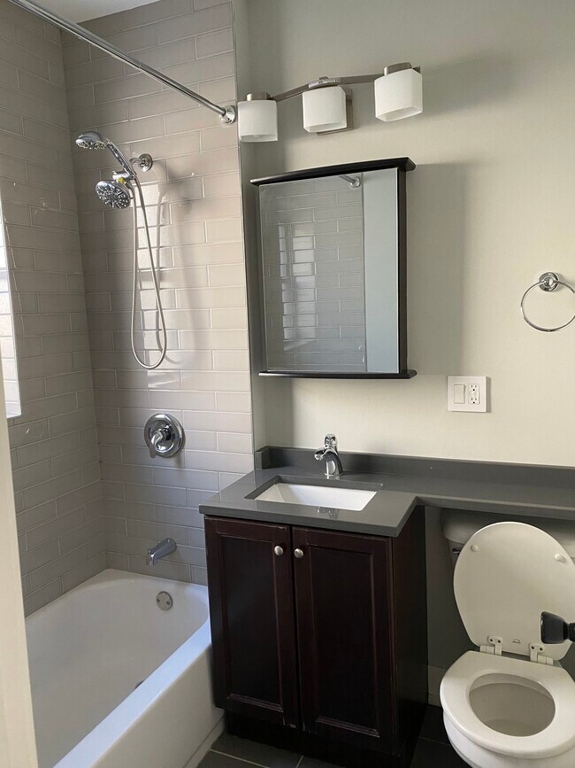 Photo - 3732 N Pine Grove Ave Unit 3720-E1