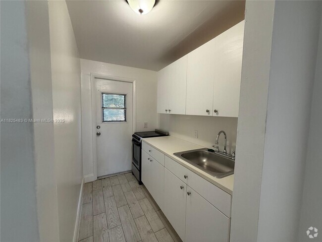 Building Photo - 1035 SW 4th St Unit 3 Rental