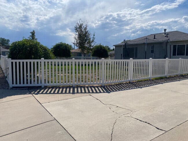 Fenced side yard - 18 W Creek Dr