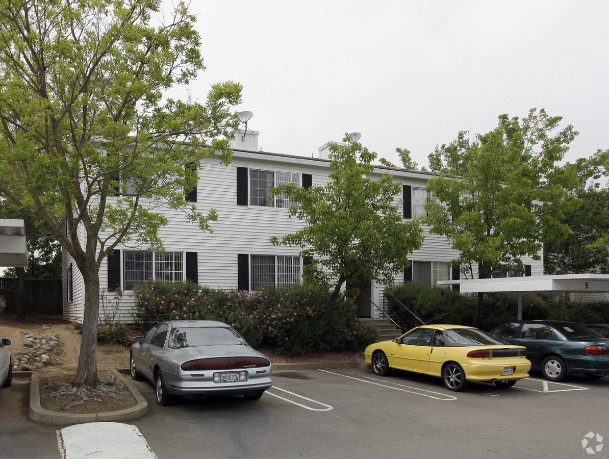 Photo - Colonial Village Apartments