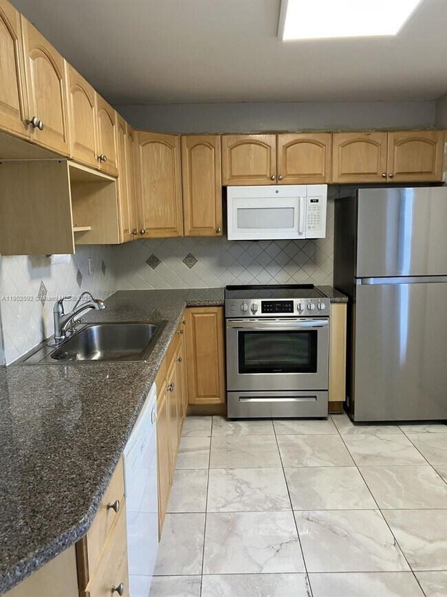 Building Photo - 1601 NE 191st St Unit B316