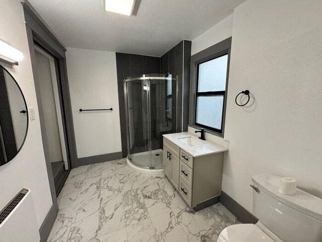 Photo - 2 Bedroom 1 Bath Duplex Upper Unit in Tacoma!