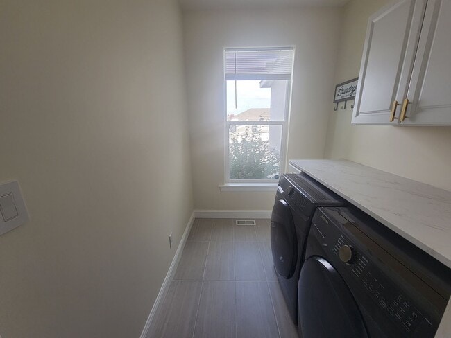 Photo - Stylish Single-Level Home in Pasco with Fi...