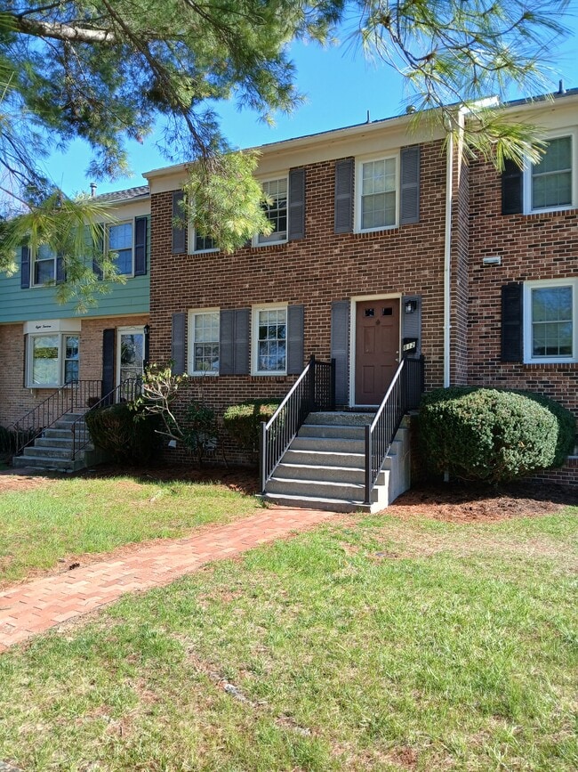 Building Photo - 812 Cambridge Rd