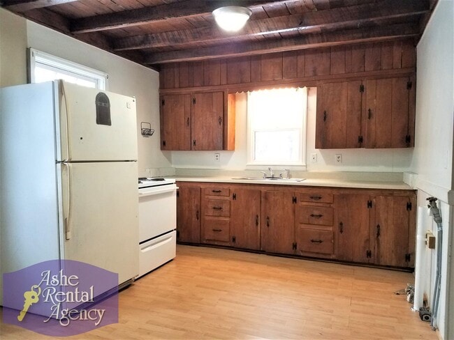 Photo - Charming 2 Bedroom 1 Bathroom Cottage By the River