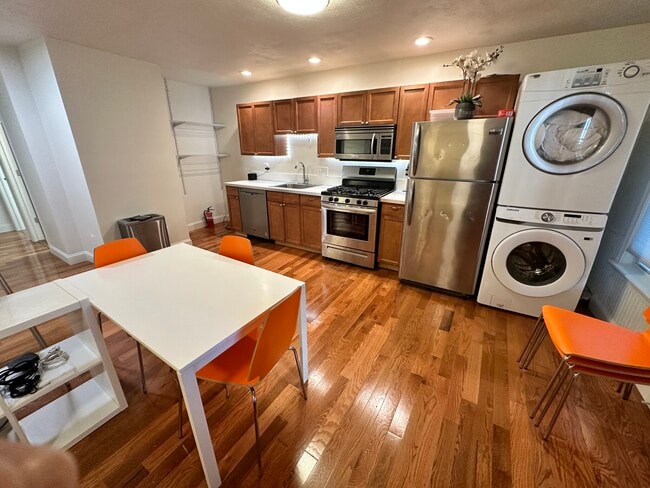 Photo - 130 W 8th St Unit 4-bed 2-bath
