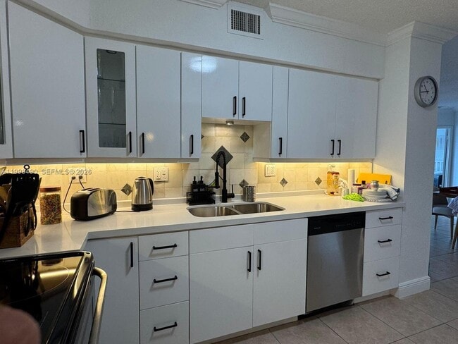 Photo - 3600 Mystic Pointe Dr Unidad 910