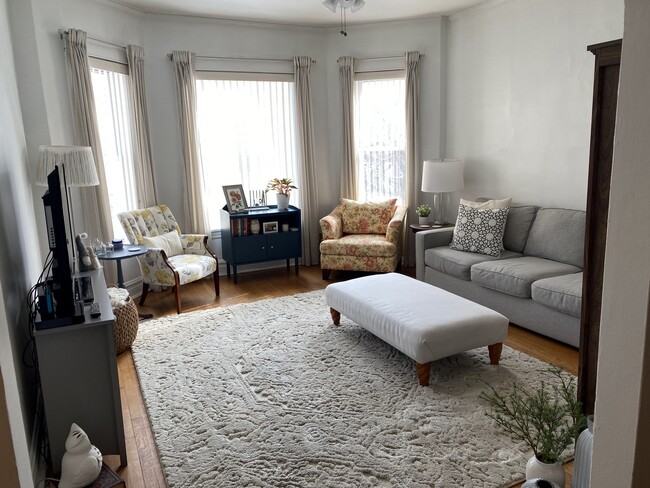 Front Living room - 3704 N Magnolia Ave Apartments Unit 2