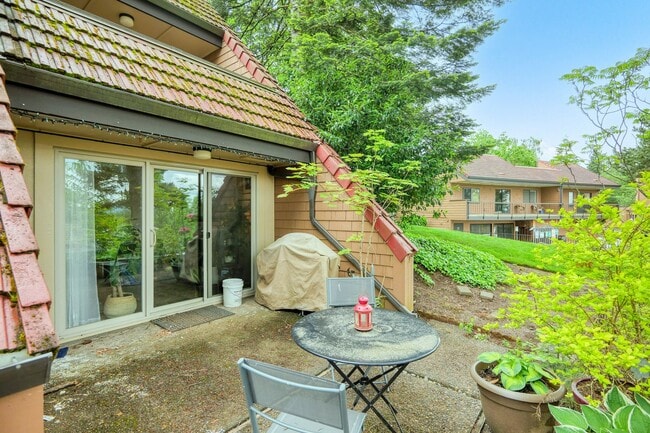 Building Photo - Lovely 2 Bedroom/1.5 Bath Mt Park Condo w/ Garage