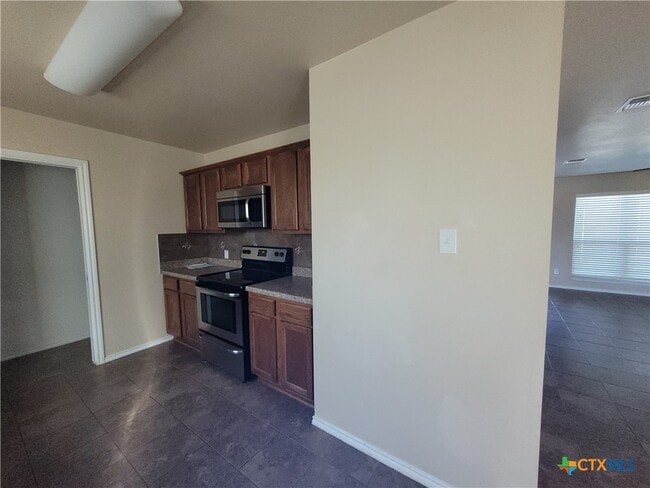 Building Photo - 935 Brookview Dr
