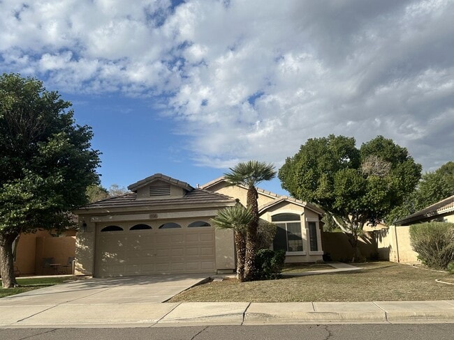 Building Photo - BEAUTIFUL SINGLE LEVEL 3 BEDROOM HOME IN PRIME GILBERT LOCATION.