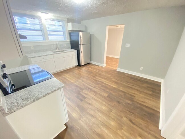 Photo - Fully Remodeled 2022 2bd/1ba House close to Dowtown and Hwy 70