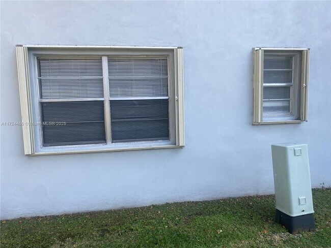 Photo - 335 W Laurel Dr Unit 1M