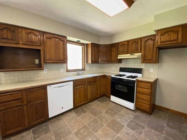 Photo - Cute 3 Bedroom with basement