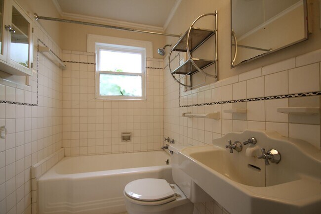 Photo - Charming 2/1 Downstairs Apartment Unit w/ ... Unit 4800 Bryce Ave #2