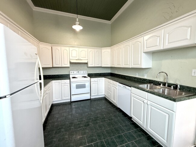 Photo - 126 W Main St