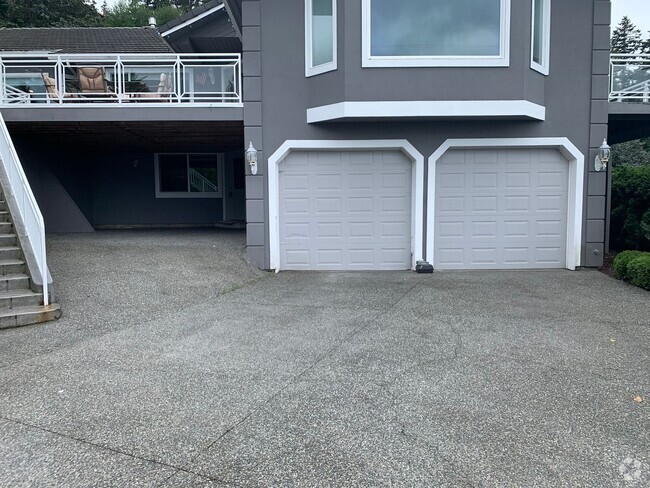 Building Photo - 4 Bedroom/3 Bath Mukilteo Duplex with View... Rental