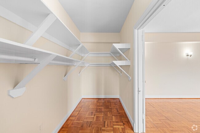 Studio, 1BR - 510SF - Closet - Majestic Apartments