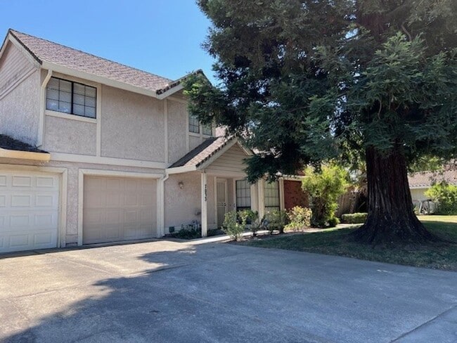 Freshly painted home with new carpet. 3 Ca... - Freshly painted home with new carpet. 3 Ca...
