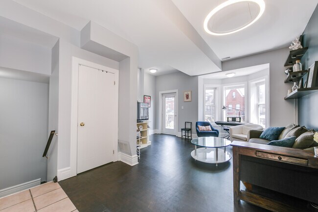 Photo - Gorgeous 3 Bedroom Little Italy Unité A
