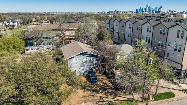 Photo - 735 W 10th St
