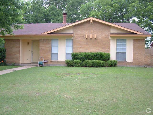 Building Photo - 1925 Bosque Dr Rental