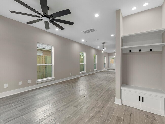 Photo - 7802 Queen St