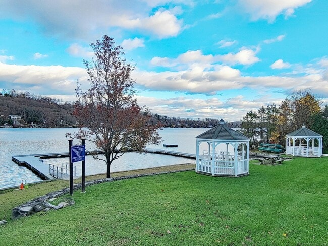 Photo - 4 Candlewood Knolls Rd