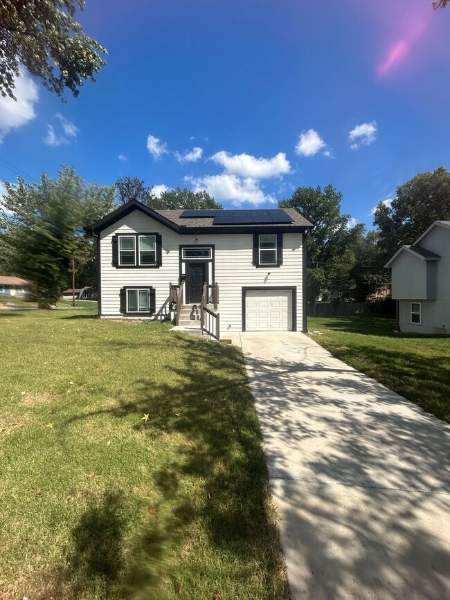 Building Photo - Coming November 2025! Spacious 4 Bed / 2 B... Rental