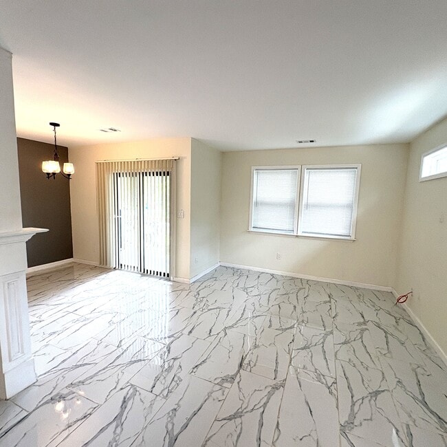 Building Photo - 825 Forest Lake Dr S Unit 1109 Lake Valley Apt