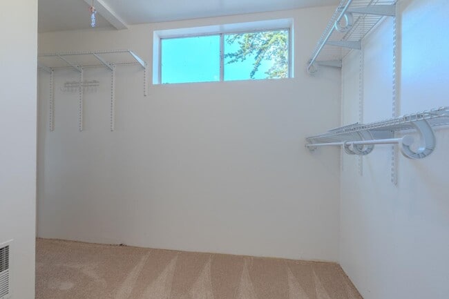 Building Photo - 990 Mirador Terrace Rental