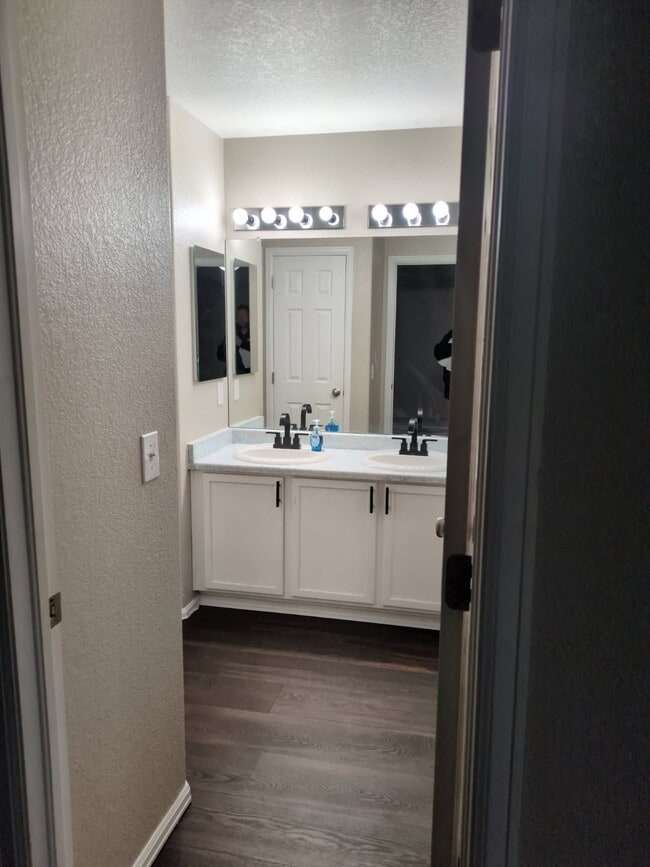 Photo - 215 Blue Bonnet Dr