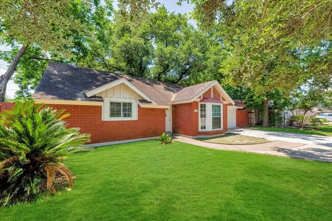 Photo - 7119 Bellaire Blvd