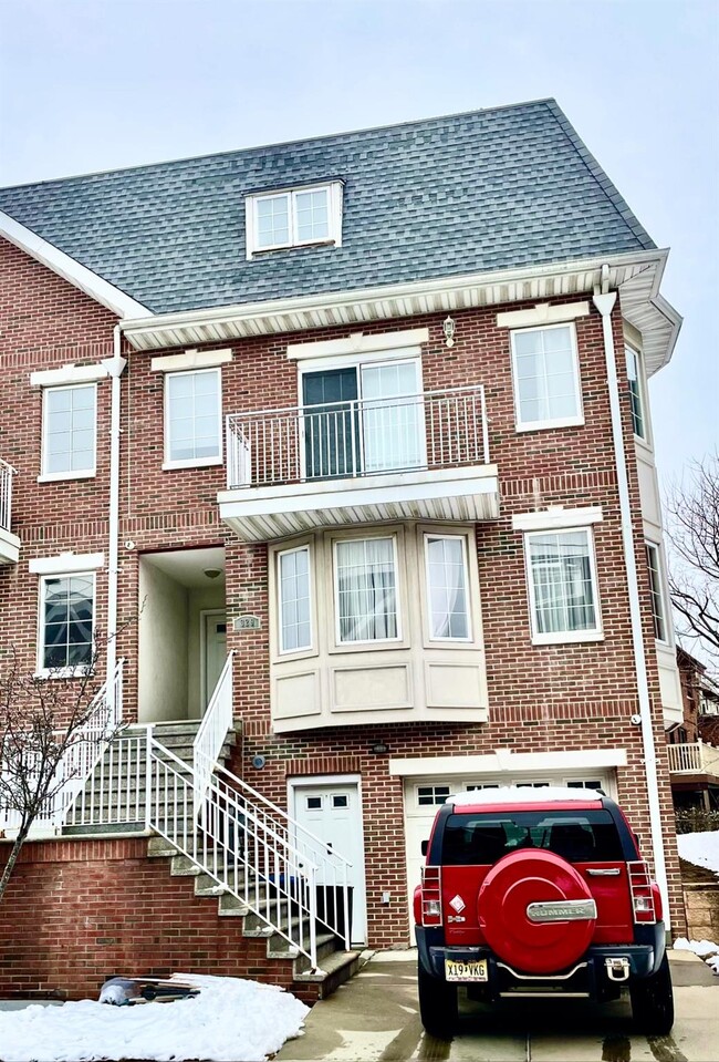 Photo - 329 Soundview Ln Townhome
