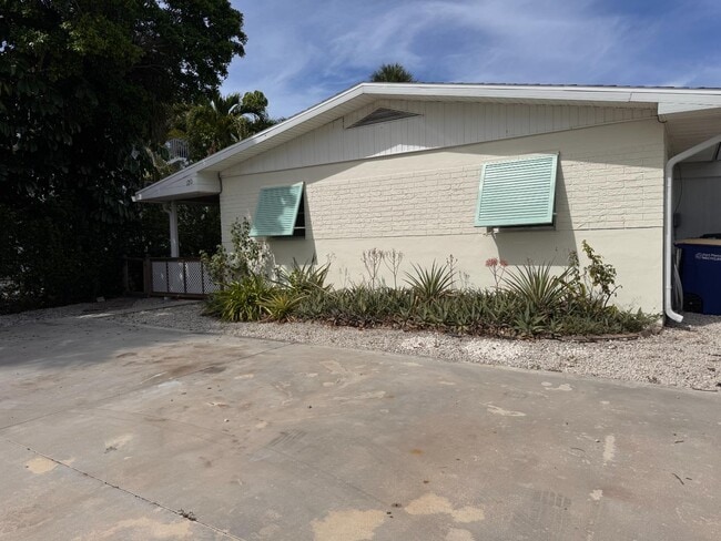 120 Coquina St