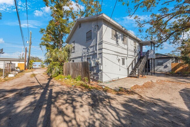 Photo - 935 Union St S Unidad Rear Upper