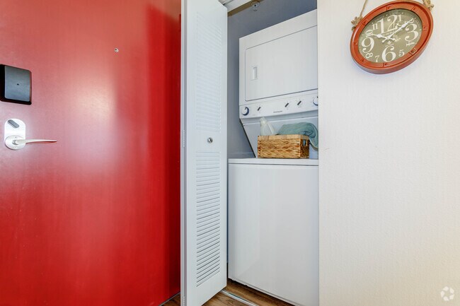 2BR, 2BA - 708SF