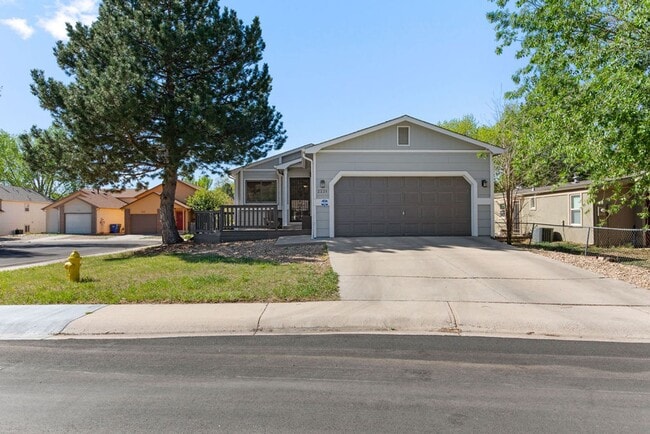 Building Photo - Classic 3 Bedroom 2 Bathroom in Fort Collins Ranch in an Incredible Location!